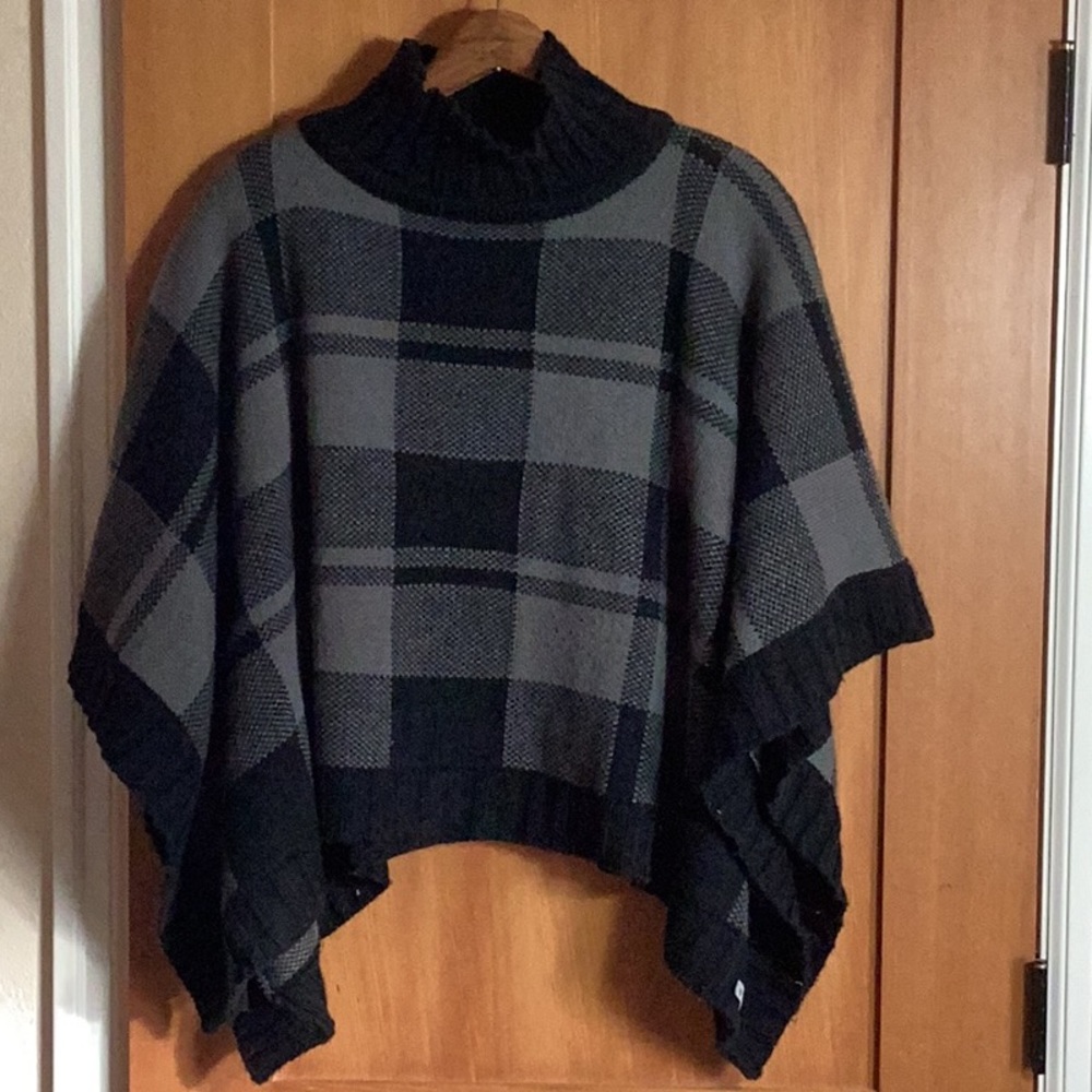Columbia women’s grey and black plaid knit pattern poncho. Size OS